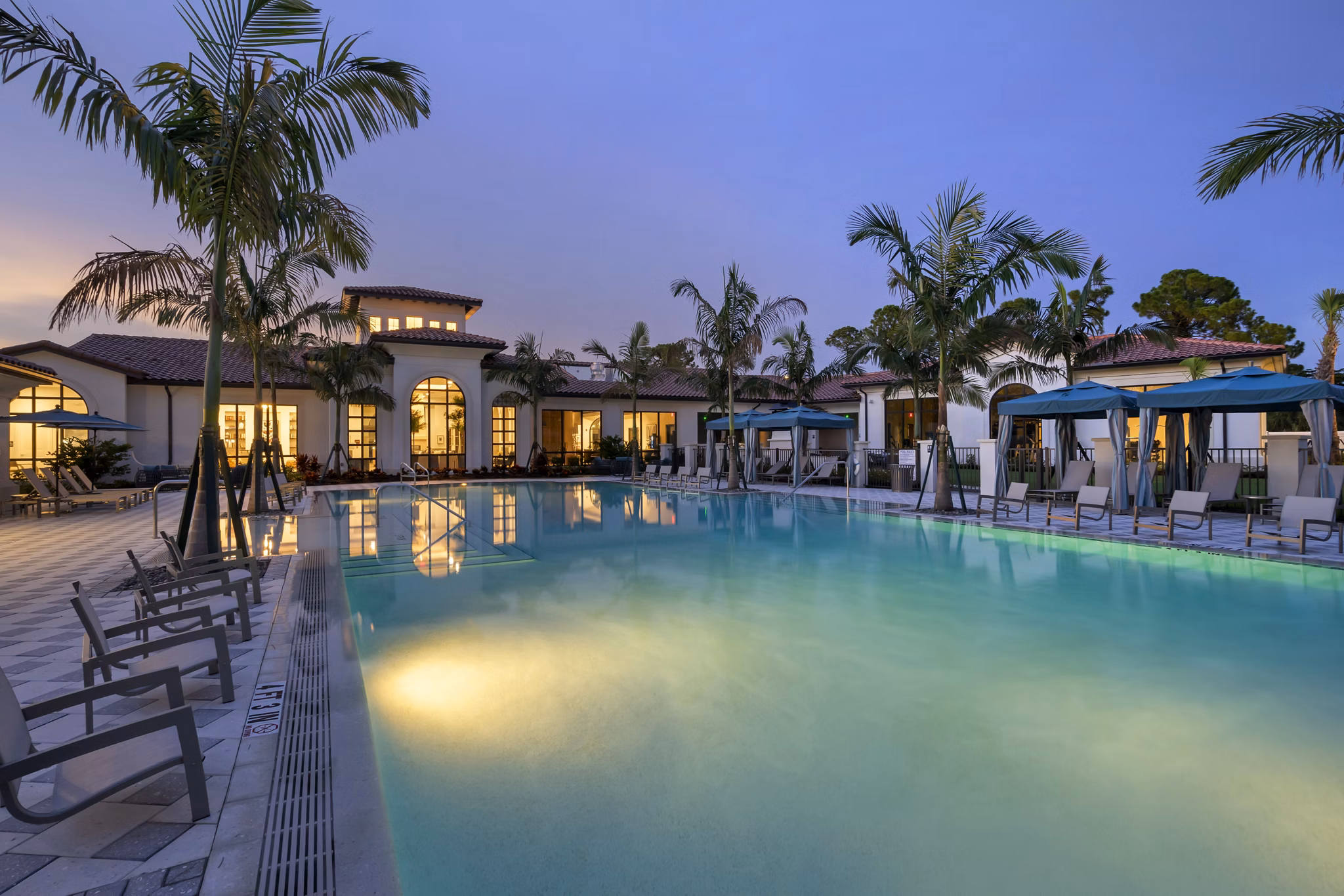 pool at Lago Apartments