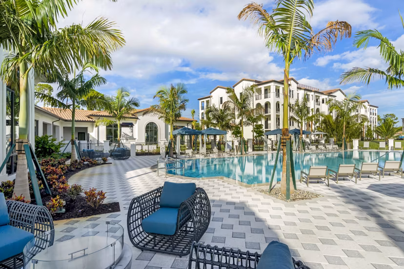 pool at Lago Apartments