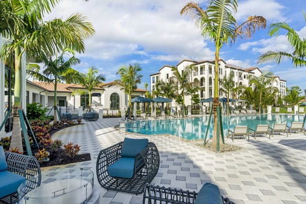 pool at Lago Apartments