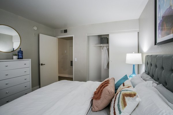 Cozy bedroom with modern decor at Villas at 6300 Apartments