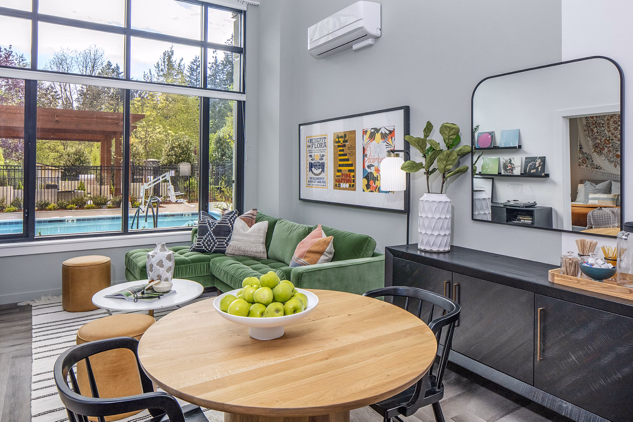 Dining room with contemporary furnishings at Mercato Grove Apartments, Lake Oswego