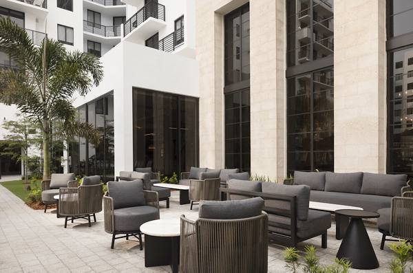 courtyard at Biscayne 112 Apartments
