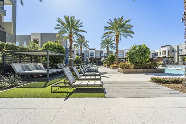 courtyard at Maxwell on 66th Apartments