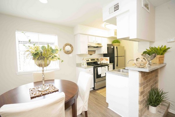 dining area at 3 Corners North Apartments