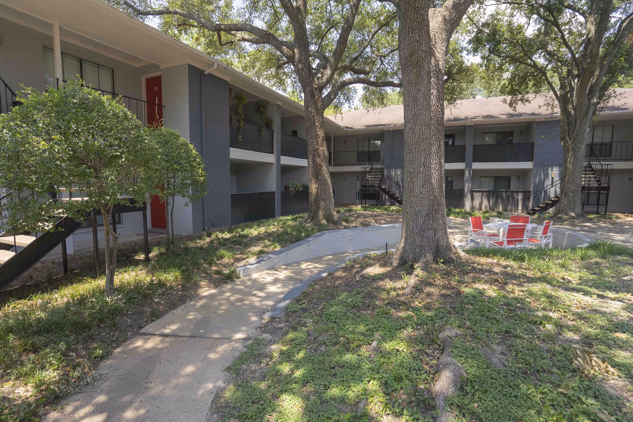 Courtyard featuring lush greenery and seating areas at 3 Corners North Apartments for relaxation and socializing