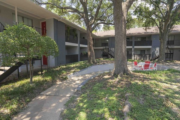 Courtyard featuring lush greenery and seating areas at 3 Corners North Apartments for relaxation and socializing