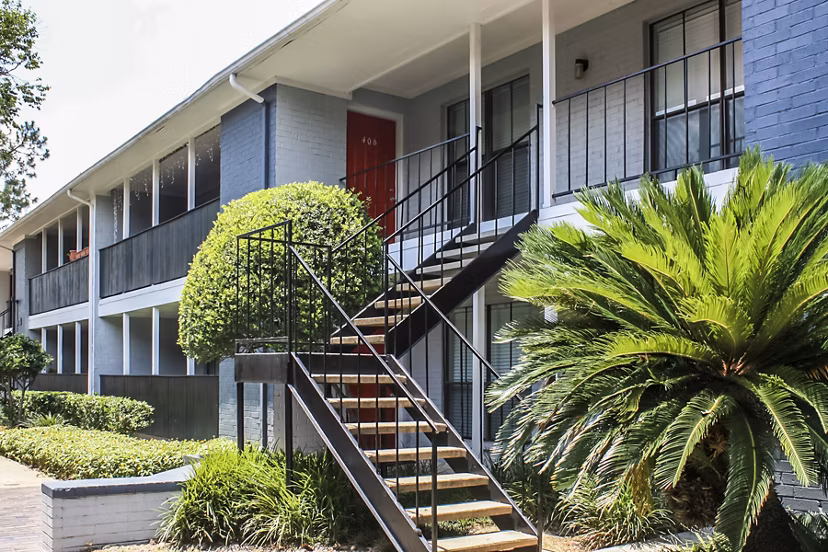 3 Corners West: Contemporary building at luxury apartments in urban setting