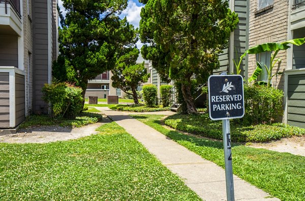 Hammerly Oaks Apartments: Modern view of luxury apartments in urban neighborhood