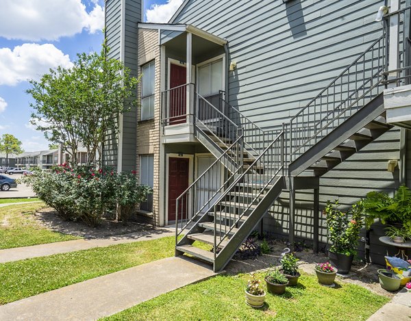 Hammerly Oaks: Contemporary building of luxury apartments in a vibrant neighborhood