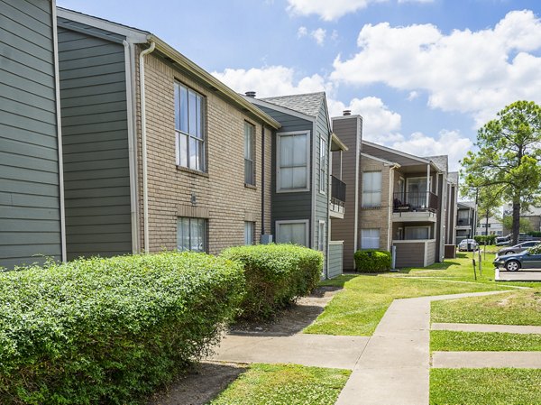 Hammerly Oaks Apartments: Contemporary architecture in Houston showcasing lush landscaped grounds