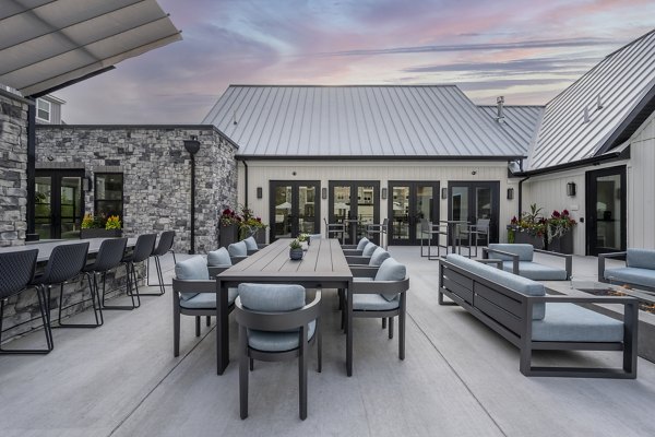 courtyard at Woodside Trumbull Apartments