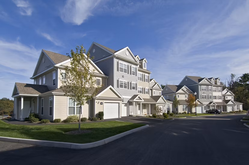 Avalon at Cohasset: Elegant luxury apartments in Cohasset, MA with manicured landscapes and modern architecture
