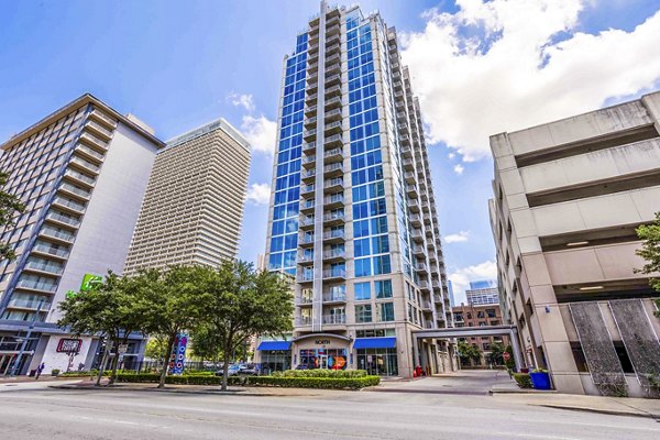 SoDo on Main North: Contemporary architecture at luxury apartments in vibrant city center