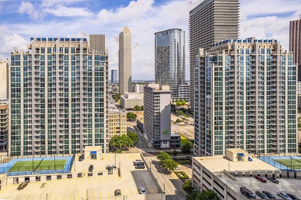 SoDo on Main North Apartments: Contemporary luxury building in vibrant urban setting