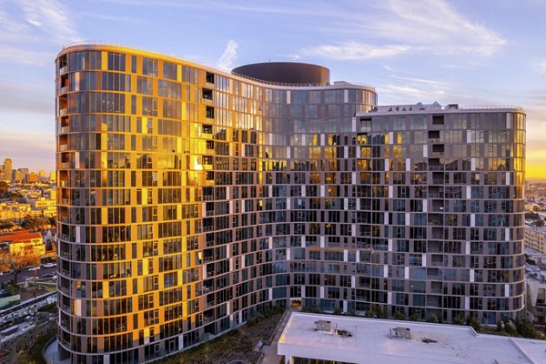 Kurve Apartments: Luxurious modern view in downtown Los Angeles
