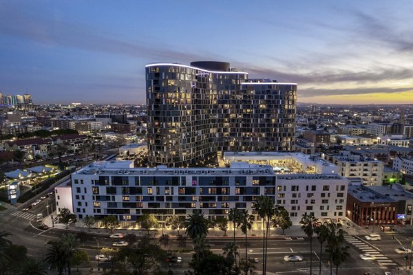 Kurve Apartments: Scenic city view from luxury high-rise in vibrant location