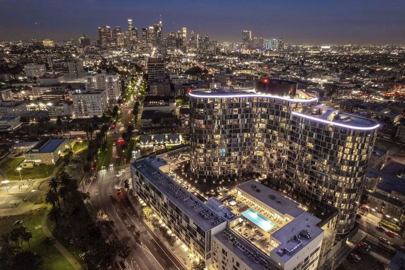 Kurve Apartments: Stunning city view from luxury high-rise balcony