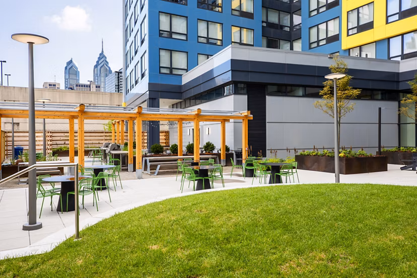 Courtyard with lush greenery and outdoor seating at The Hamilton I Apartments, a Greystar luxury development in downtown