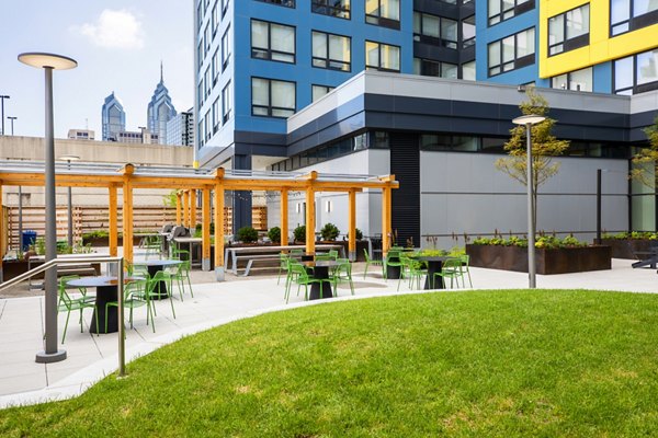 courtyard at The Hamilton I Apartments