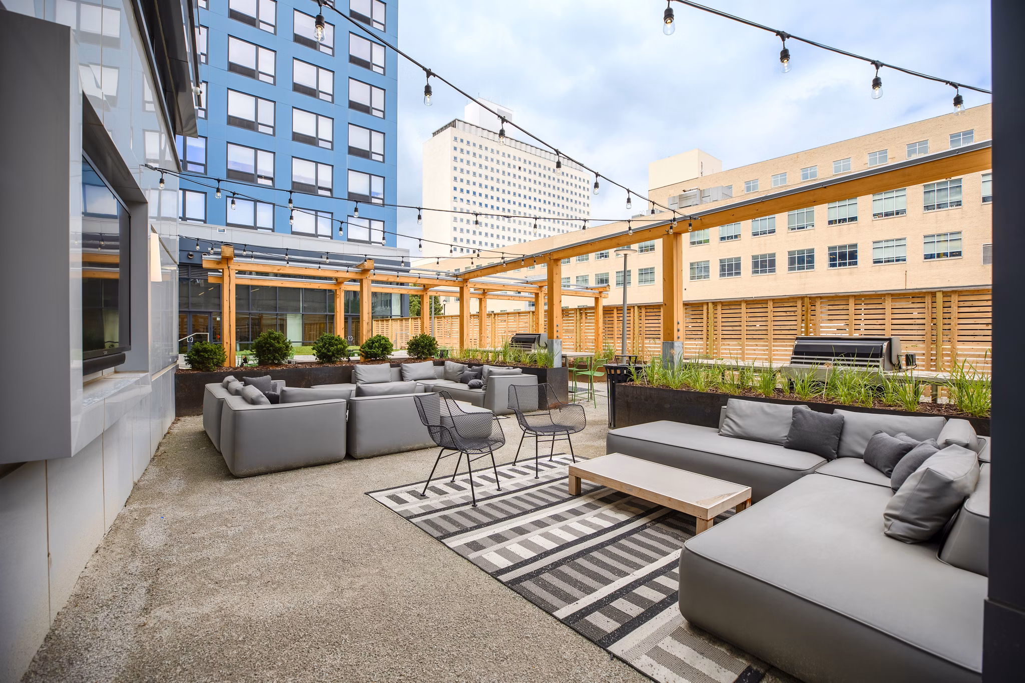 Courtyard with lush landscaping and seating area at The Hamilton I Apartments offering Greystar luxury living
