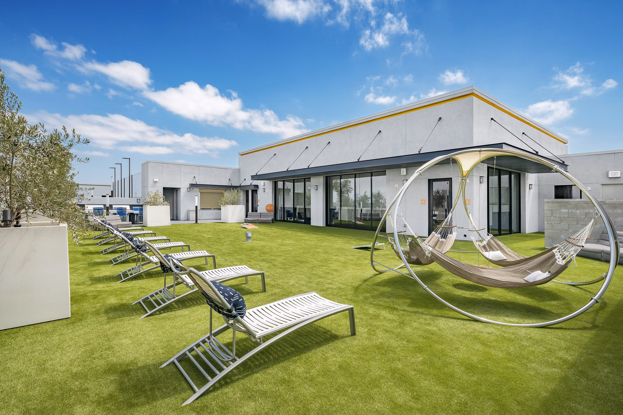 Relaxing courtyard with lush greenery and seating at Parallel Apartments