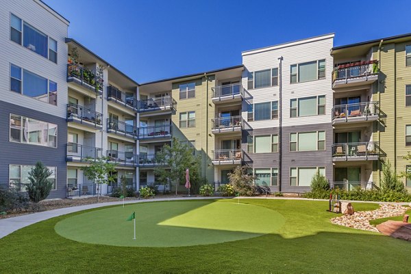 putting green at Solana Lakewood Apartments