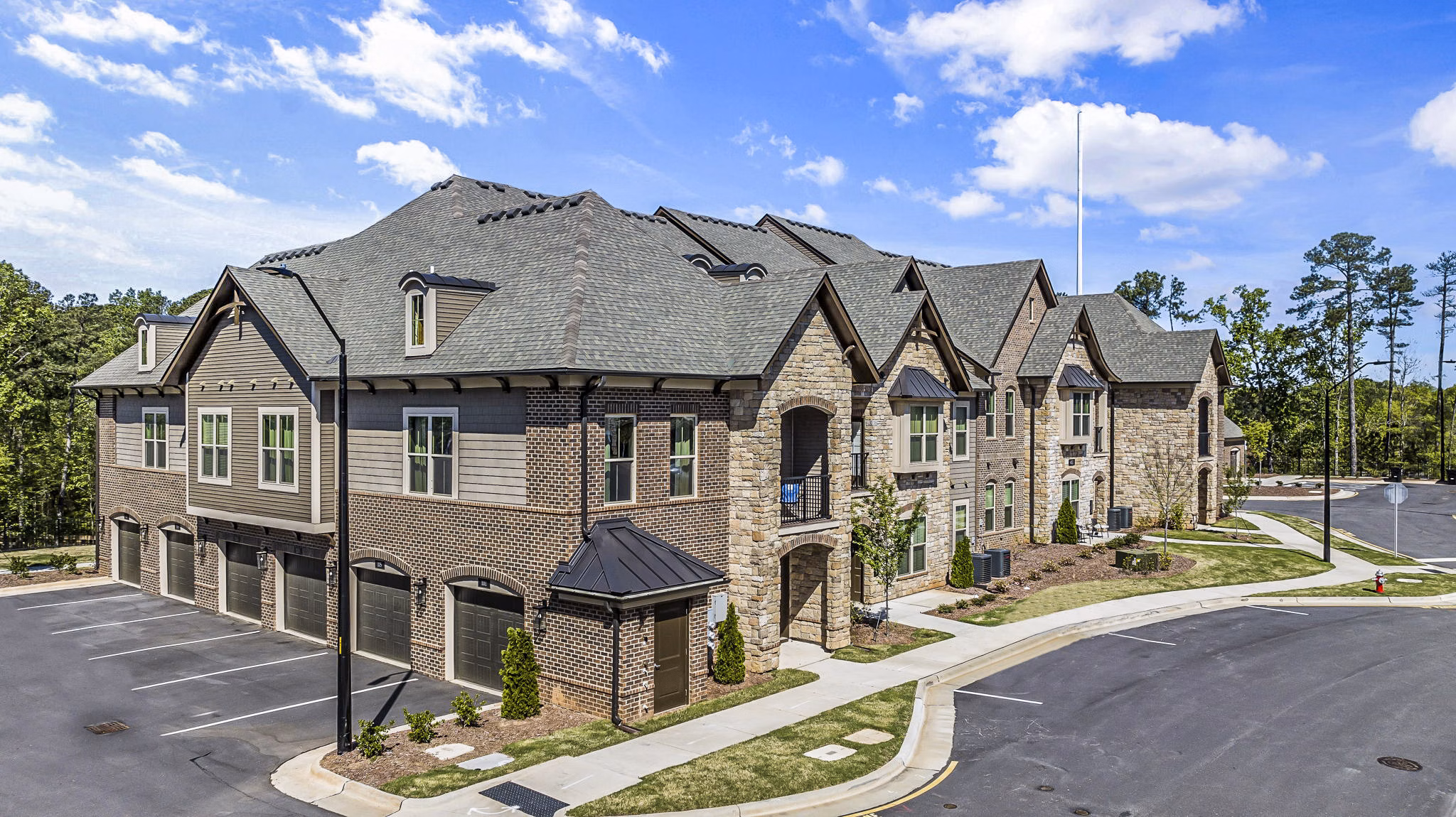 Griffin Weston Apartments: Elegant brick luxury apartments in a serene Houston neighborhood