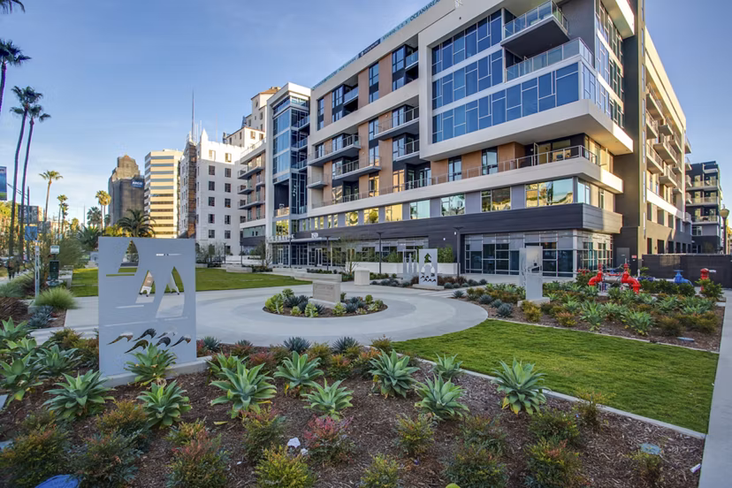 Oceanaire Apartments: Serene courtyard with lush landscaping and seating areas designed for relaxation and leisure in a modern luxury setting