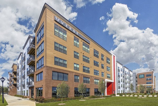 exterior at Verde at McCullough Station Apartments