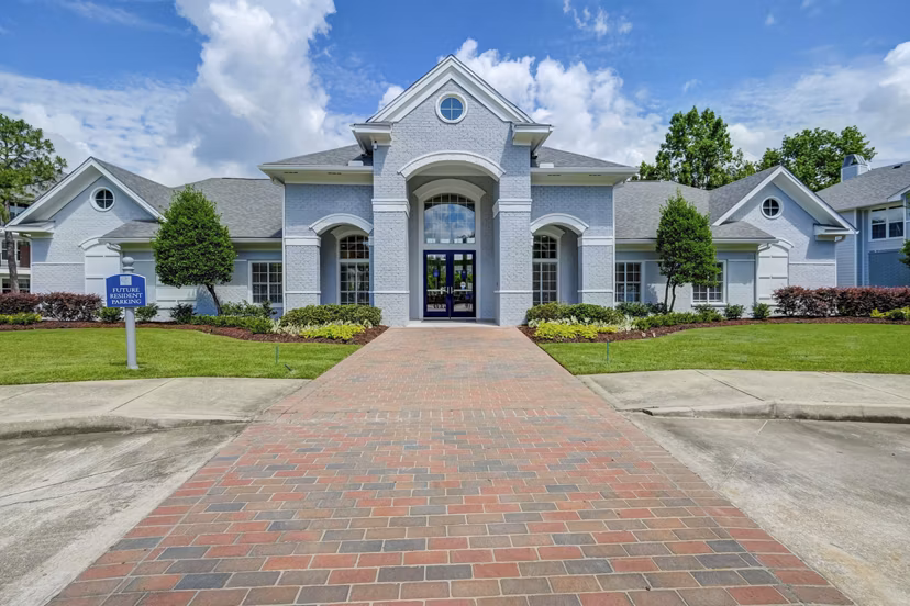 Blu on the Boulevard: Stylish low-rise apartment in scenic Baton Rouge