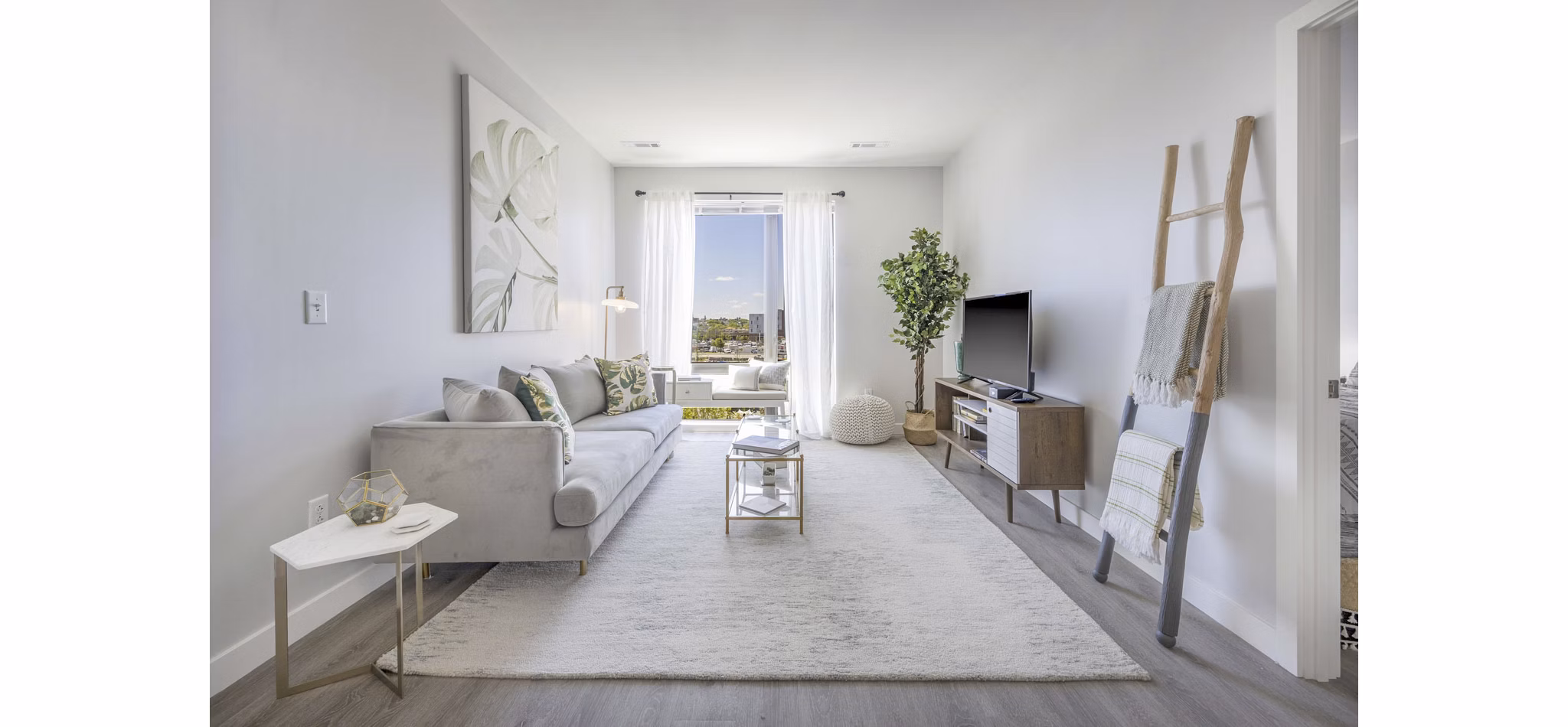 Spacious living room with modern decor at Miscela Apartments