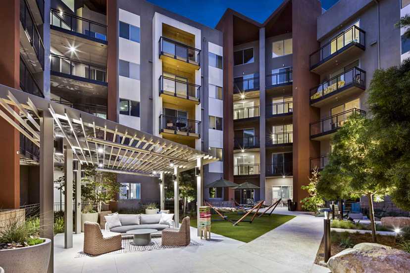 Courtyard patio with lush landscaping at Alexan Gallerie Apartments