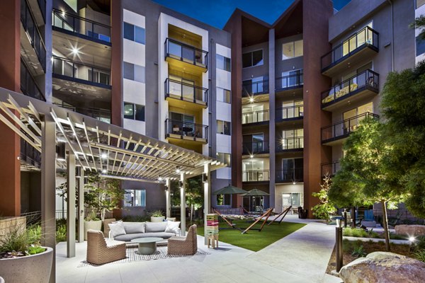Courtyard patio with lush landscaping at Alexan Gallerie Apartments
