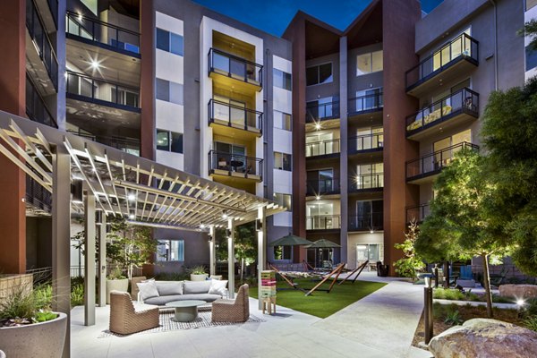 courtyard patio at Alexan Gallerie Apartments