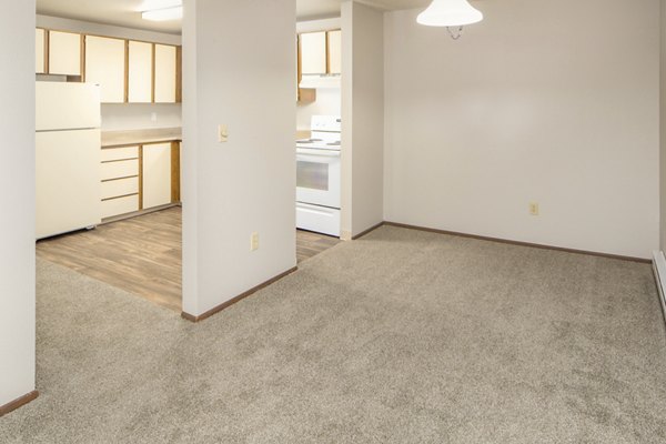 dining area at Veri at Timberhill Apartments