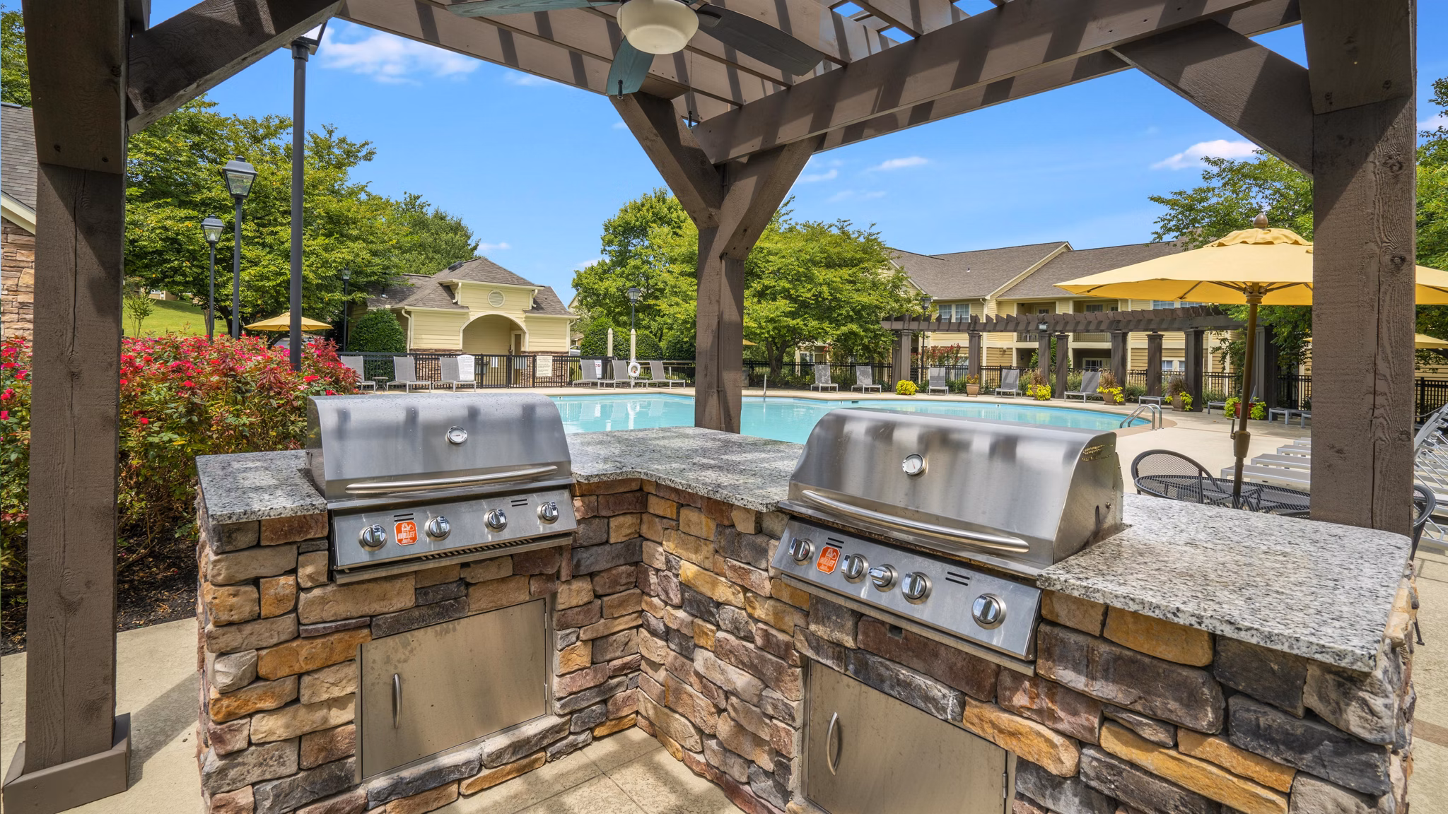 Grill area with stylish seating, perfect for outdoor dining at Avana Overlook Apartments