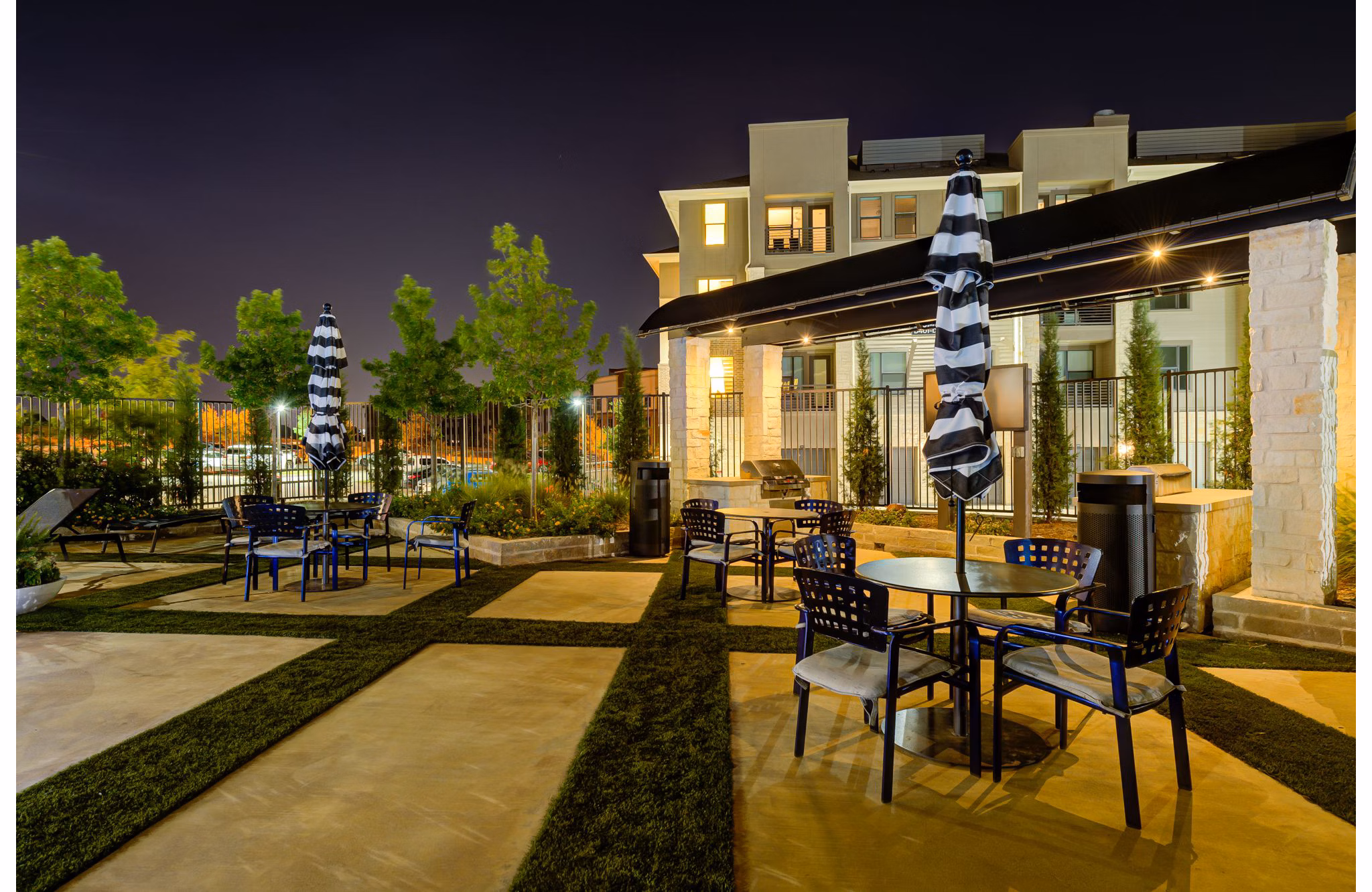 courtyard at The Reflection at Montgomery Ridge Apartments