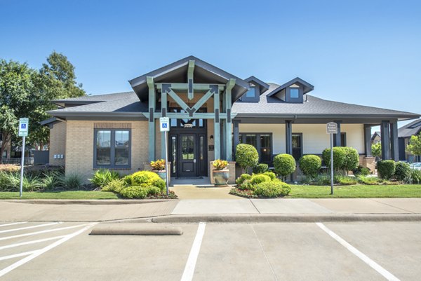 exterior at Creekside Townhomes Apartments