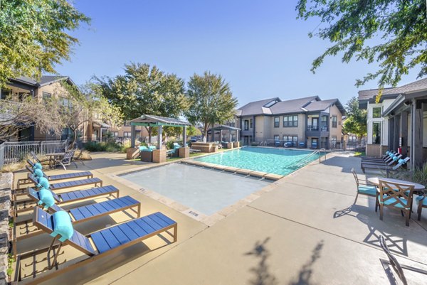 pool at Creekside Townhomes Apartments