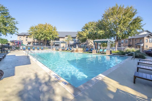 pool at Creekside Townhomes Apartments