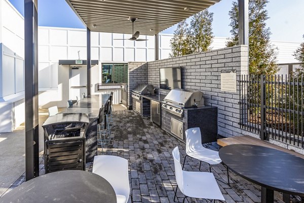 grill area at Novel Edgehill Apartments