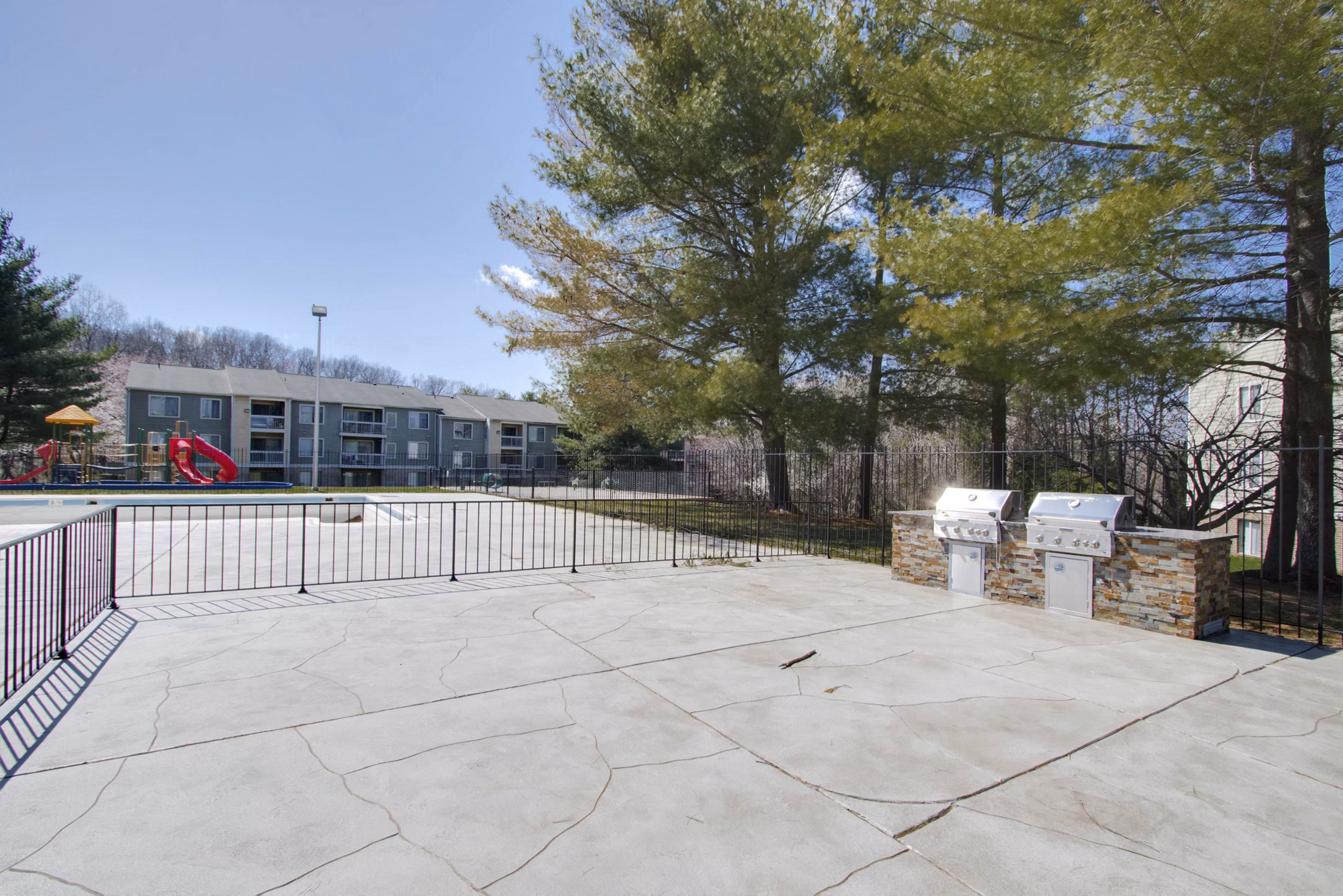 Outdoor grill area with seating at Avana Stoney Ridge Apartments, perfect for hosting barbecues and social gatherings