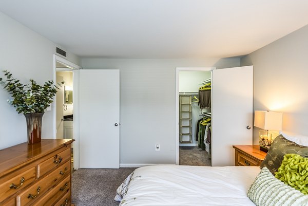 Cozy bedroom with modern furnishings at Ravens Crest Apartments