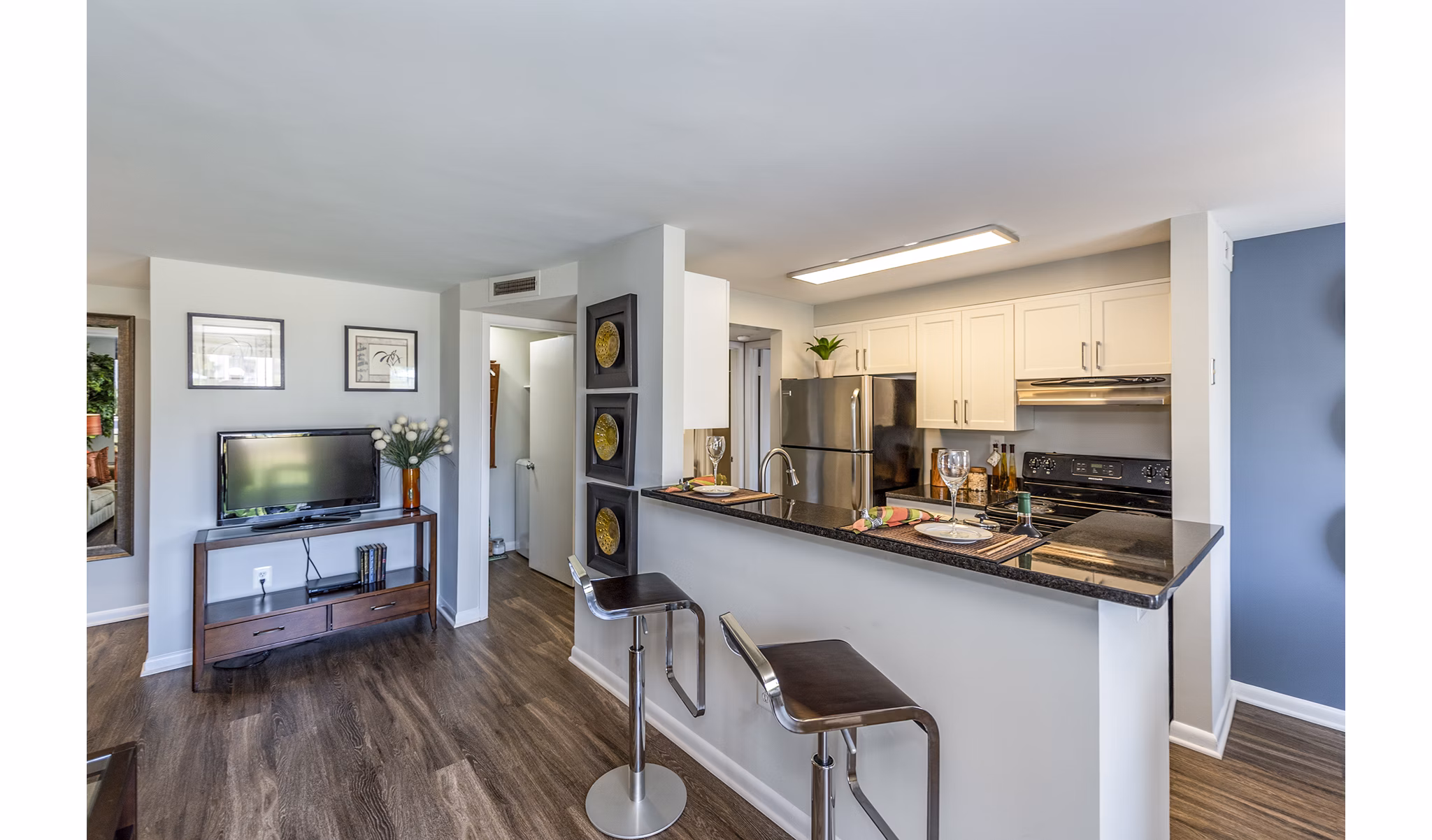 Dining room featuring modern decor and elegant lighting at Ravens Crest Apartments