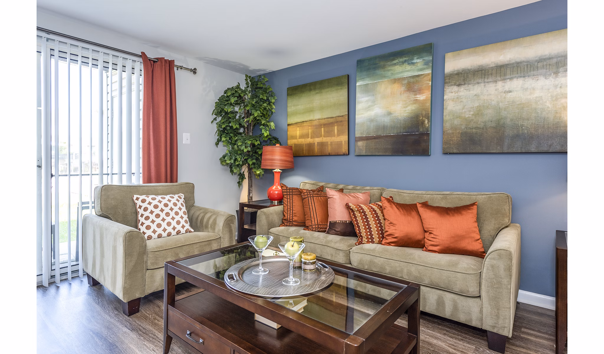 Cozy living room with contemporary furnishings at Ravens Crest Apartments