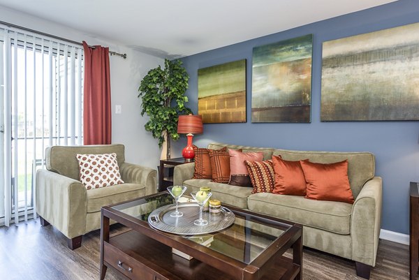 Cozy living room with contemporary furnishings at Ravens Crest Apartments