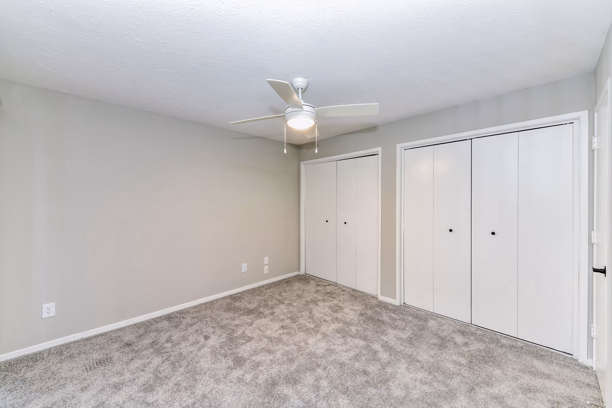Bedroom featuring cozy design with modern furnishings at Avana Court Apartments
