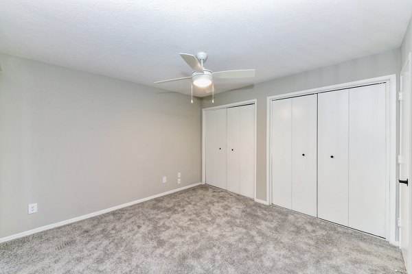 Bedroom featuring cozy design with modern furnishings at Avana Court Apartments