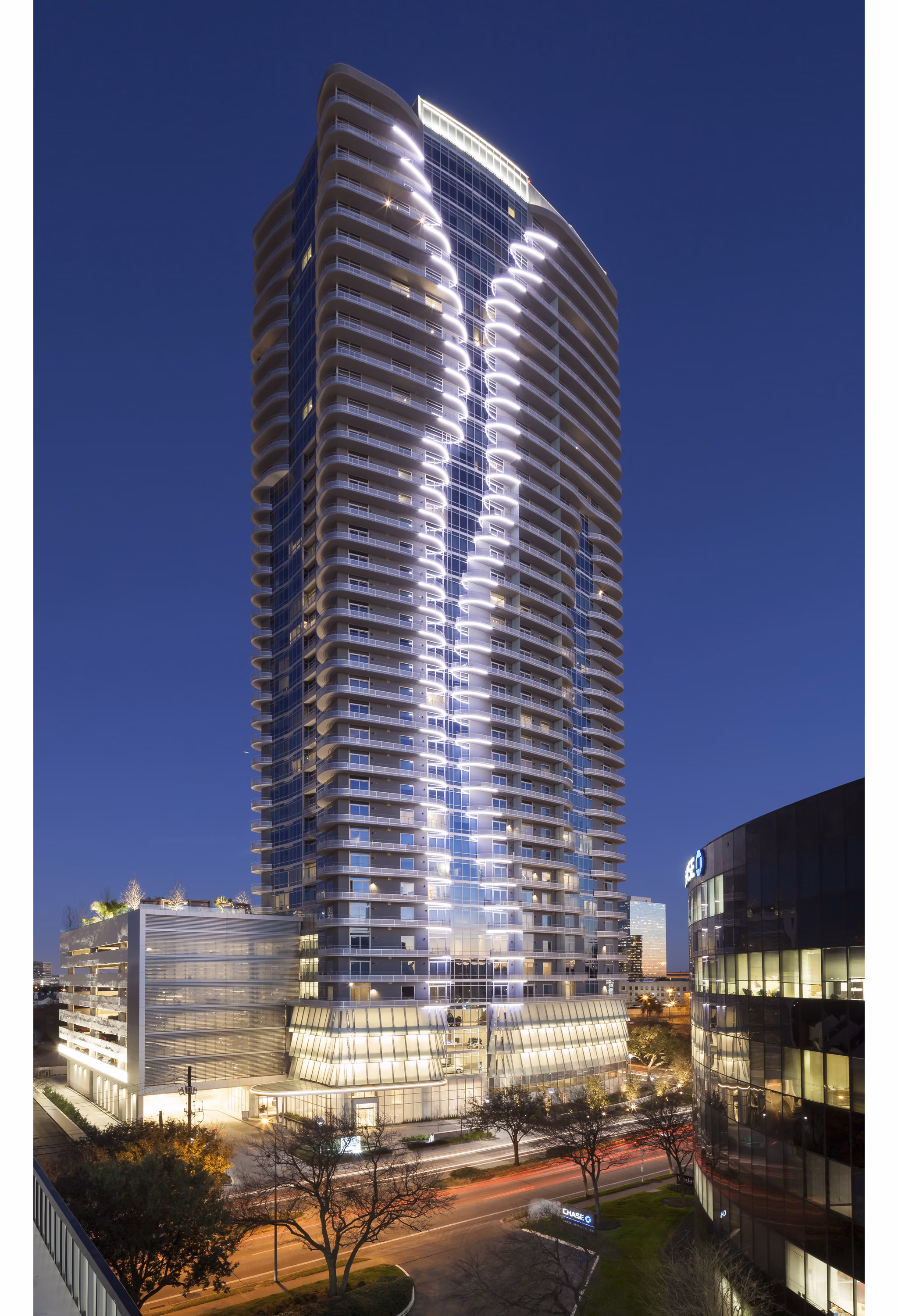2929 Weslayan Apartments: Sleek modern of luxury high-rise in central Houston