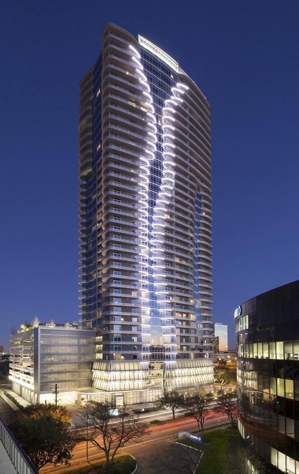 2929 Weslayan Apartments: Sleek modern of luxury high-rise in central Houston